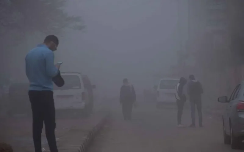 شبورة مائية كثيفة تغلق الطرقات في ذروة حركة المرور وتحذر الأرصاد من خطر الانزلاق